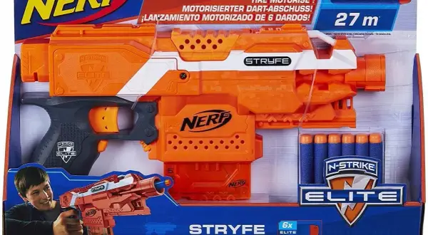 Pomarańczowy pistolet Nerf Stryfe Elite z magazynkiem i piankowymi strzałkami w opakowaniu.