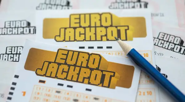 Kupony Eurojackpot i ołówek.