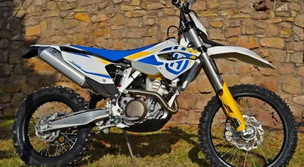 Husqvarna 250 4T - mocny motocykl enduro z niskimi kosztami utrzymania