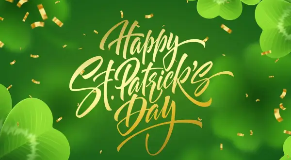 Tréboles verdes y confeti dorado celebran el Día de San Patricio con un mensaje festivo en letras doradas.