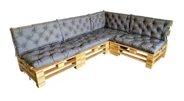 Narożnik z palet jak zrobić? Prosty projekt DIY: drewniane palety i wygodne szare poduchy tworzą stylowy mebel ogrodowy.