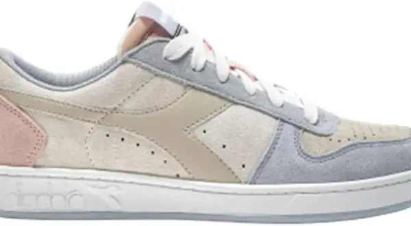 Scarpa Diadora Magic Basket Low in camoscio e pelle, con inserti color pastello e suola bianca.
