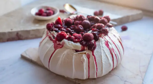 Beza Pavlova z owocami leśnymi, idealna na deser. Prosty przepis na beza.