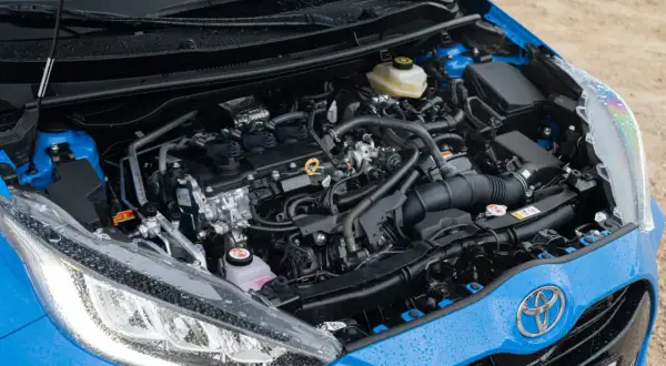 Silnik Toyoty Yaris IV, z widocznymi przewodami i elementami układu.