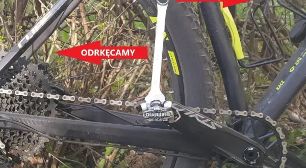Klucz pokazuje, jak odkręcić pedały w rowerze. Zwróć uwagę na kierunek obrotu.