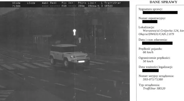 Zdjęcie z fotoradaru pokazuje biały Land Rover Defender przekraczający prędkość 66 km/h przy ograniczeniu 50 km/h. To może być podstawa do pytania, po jakim czasie przychodzi mandat z fotoradaru.
