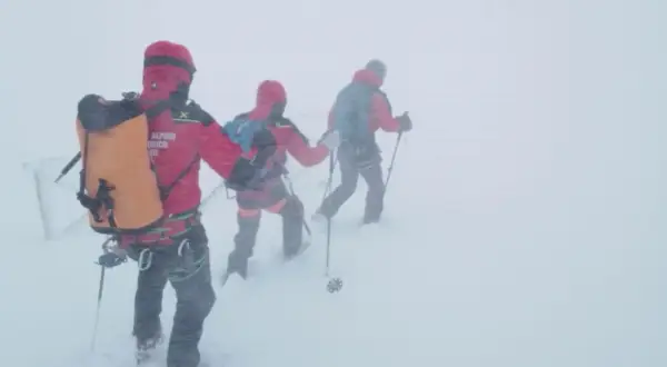 Alpinisti in marcia sul Gran Sasso, immersi in una bufera di neve. L'avventura è dura, ma la passione li guida.