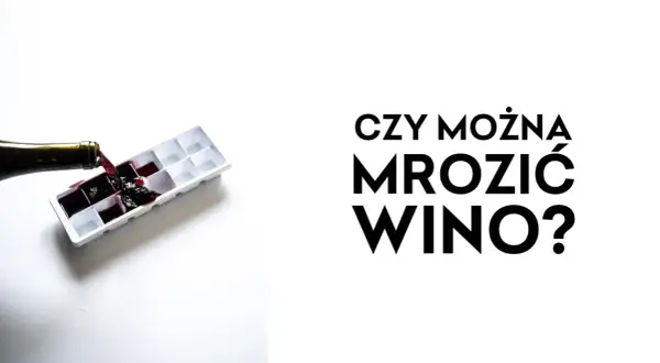 Czerwone wino wlewane do pojemnika na kostki lodu. Czy wino zamarza? Pytanie na białym tle.