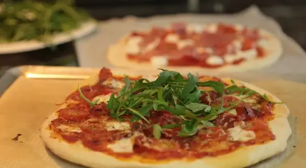 Réussir sa pizza maison: pâte prête & jambon, guide express