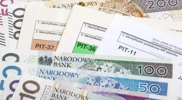 Formularze PIT-37, PIT-36, PIT-11 i polskie banknoty. Czy 800 plus wlicza się do dochodu?