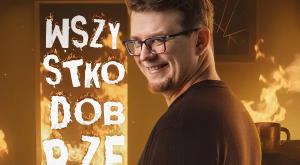 Mieszko stand up w płomieniach, z napisem "WSZYSTKO DOBRZE". Uśmiechnięty mężczyzna w okularach na tle ognia.
