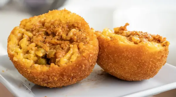 Arancini co to? Smażone kulki ryżowe z mięsnym farszem i groszkiem, chrupiące z zewnątrz, pyszne w środku.