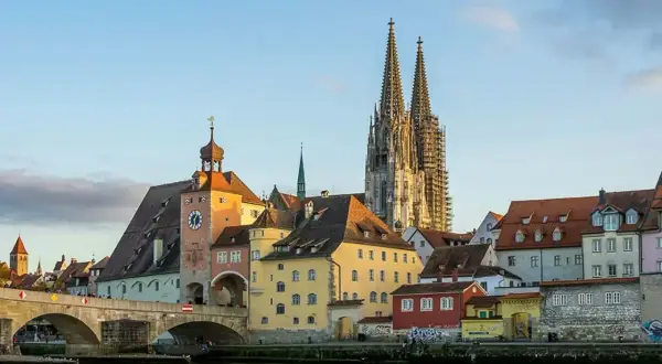 Die Donau fließt an Regensburg vorbei, wo man die Steinerne Brücke und den Dom bestaunen kann. Was tun in Regensburg? Hier gibt es viel zu entdecken!