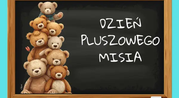 Stos pluszowych misiów na tablicy z napisem "Dzień Pluszowego Misia".