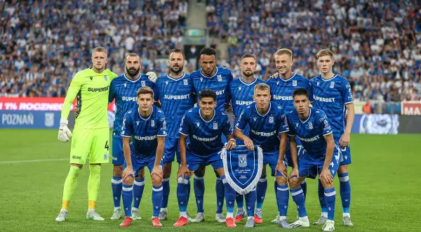 Drużyna Lecha Poznań dzisiaj na murawie, gotowa do walki.