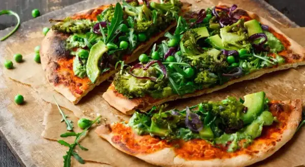 Z czym pizza wegetariańska? Najlepsze dodatki, które zaskoczą smakiem