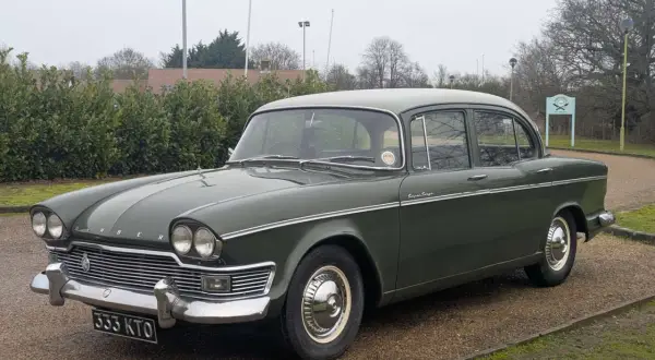 En grön Humber Super Snipe från 1960-talet parkerad utomhus.