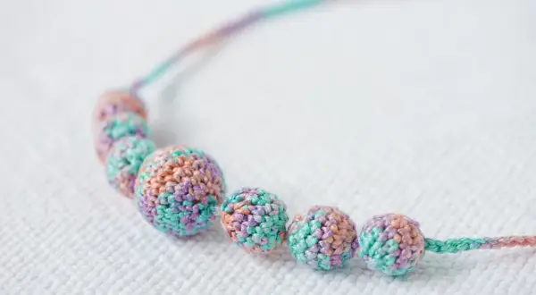Collane all'uncinetto con perle colorate, perfette per chi cerca schemi gratis e idee creative.