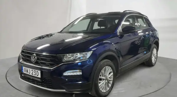 Ciemnoniebieski volkswagen t-roc używany, z błyszczącym lakierem i eleganckimi felgami, gotowy na nowe przygody.