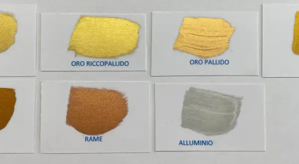 Campioni di vernice metallizzata: oro ricco, oro riccopallido, oro pallido, zecchino, ducato, rame e alluminio.