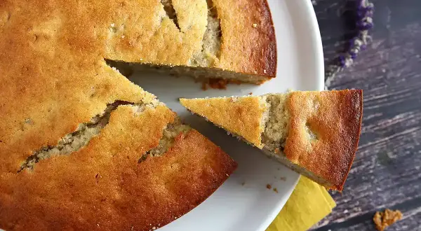 En saftig banankaka i sockerkaksform, perfekt för fikat. En bit är redan uppskuren.