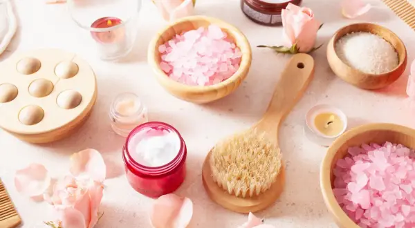 Prodotti da bagno con rosa damascena, sale rosa, creme e candele. Le proprietà della rosa damascena per un rituale di benessere.