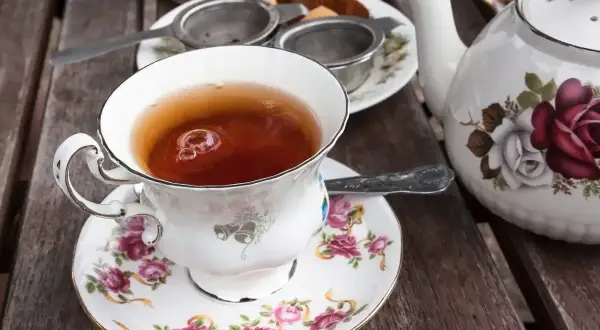 Elegancka filiżanka z czarną herbatą, idealna do delektowania się chwilą. Dowiedz się, ile parzyć czarną herbatę, by uzyskać najlepszy smak.