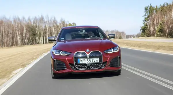 BMW i4 M50 - szczegółowe informacje, zasięg i porównania z innymi elektrykami