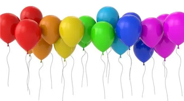 Kolorowe balony urodzinowe dla chłopca: czerwone, pomarańczowe, żółte, zielone, niebieskie i fioletowe, unoszą się na białym tle.