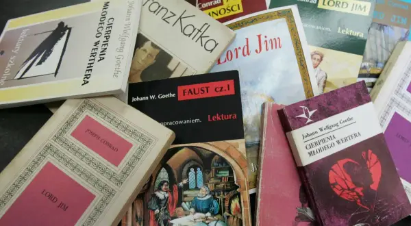 Stos książek: "Proces" Kafki, "Cierpienia młodego Wertera" Goethego, "Lord Jim" Conrada. To idealny plan wydarzeń dla miłośnika literatury.