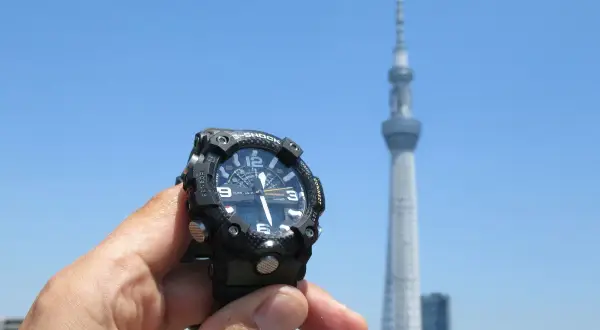 Zegar sterowany radiowo jak działa? Ten G-Shock odbiera sygnał z wieży Tokyo Skytree, synchronizując czas.