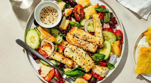 En härlig halloumi sallad med krispiga krutonger, tomater, gurka och oliver. Toppad med sesamfrön.