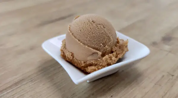 Ein Löffel cremiges Cola-Eis, perfekt für alle, die Eis selber machen wollen.