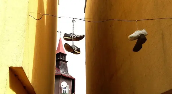 Co oznaczają buty na kablach? Zaskakujące znaczenia i konteksty