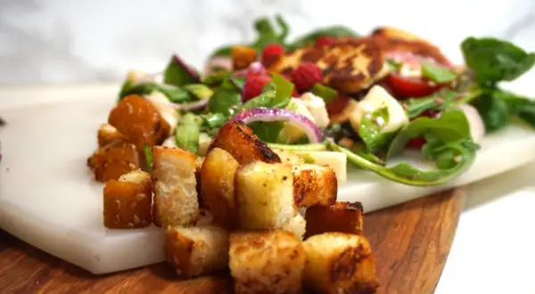 En härlig halloumi sallad med krispiga krutonger, färska bär och grönsaker.