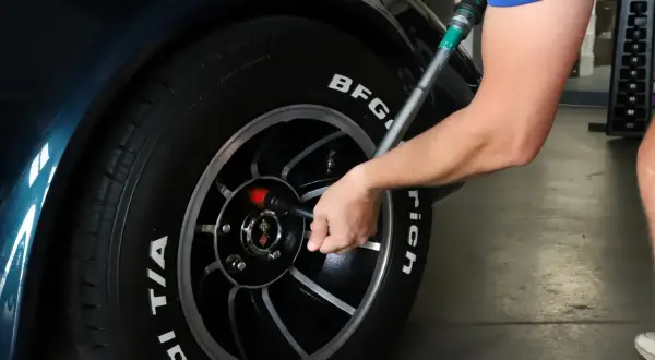 Moment dokręcania kół kluczem dynamometrycznym. Precyzyjne mocowanie felgi z oponą BFGoodrich Radial T/A.