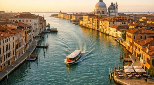 Widok na Canal Grande w Wenecji, z łodzią i bazyliką Santa Maria della Salute. Idealne miejsce, by zacząć odkrywać, co zwiedzić w Wenecji.