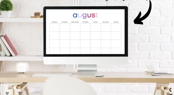 Calendario de agosto en pantalla de ordenador, con días de la semana y casillas vacías.