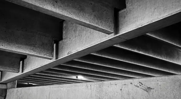 Podkreślone linie i cienie tworzą geometryczny wzór na tle betonowych konstrukcji. Klasy betonu b są tu widoczne w całej okazałości.
