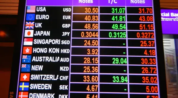Tabla de cambio de divisas: ¿cuánto dinero llevar a Tailandia? Muestra tasas para USD, EUR, GBP, JPY, SGD, HKD, AUD, NZD, CHF, SEK, DKK, CAD.