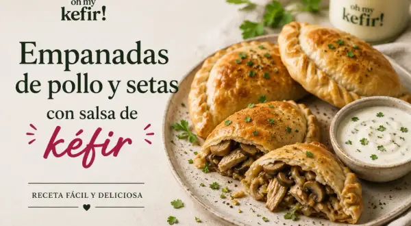 Empanadas de pollo y setas doradas, rellenas y servidas con salsa de kéfir.