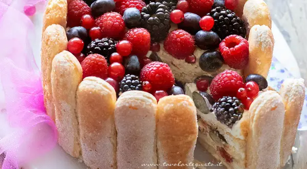 Torta Charlotte ricca di frutti di bosco freschi, con savoiardi croccanti e una crema vellutata. Un dolce estivo perfetto.