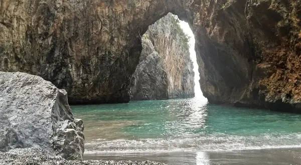 Arco naturale su mare turchese, un angolo segreto tra i borghi da visitare in Calabria.