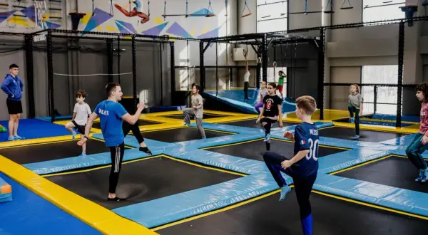 Zajęcia na trampolinach: Spalaj kalorie i wzmocnij ciało bezpiecznie!