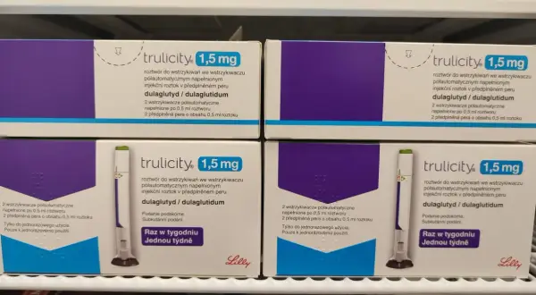 Cztery opakowania leku Trulicity 1,5 mg, zawierające po dwa wstrzykiwacze półautomatyczne z dulaglutydem.