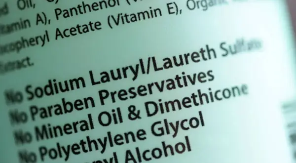 Lista składników kosmetyku: brak Sodium Lauryl/Laureth Sulfate, parabenów, oleju mineralnego, dimethicone, glikolu polietylenowego, alkoholu izopropylowego.