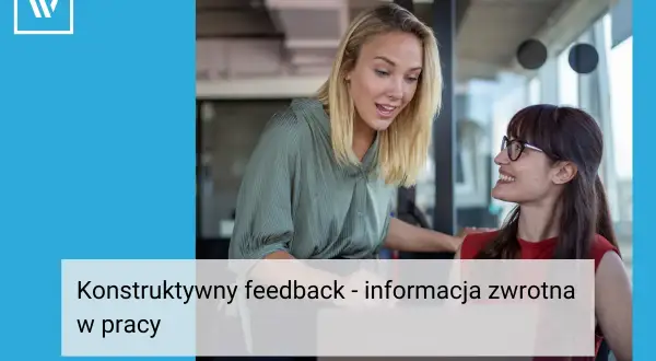 Dwie kobiety rozmawiają w biurze. Jedna z nich udziela drugiej konstruktywnego feedbacku, co oznacza informację zwrotną pomagającą w rozwoju.