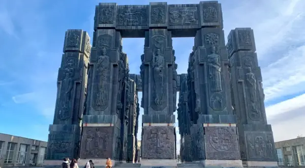 Pomnik Historii Gruzji w Tbilisi. Monumentalne kolumny z płaskorzeźbami przedstawiającymi sceny z historii kraju.