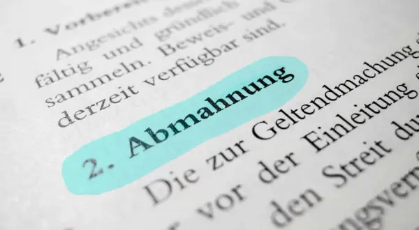 Ein Textausschnitt mit dem hervorgehobenen Wort "Abmahnung", relevant für Mieter und Vermieter.