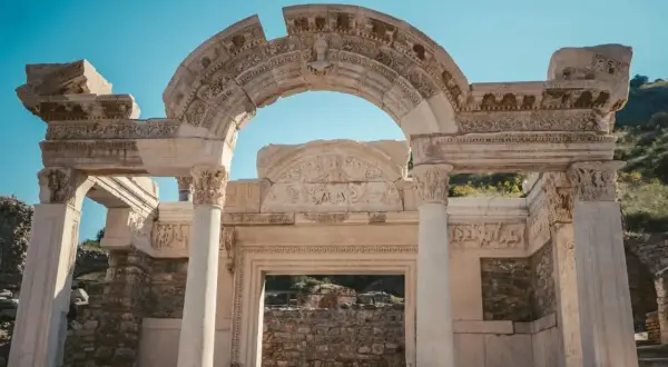 Imponerande ruiner från en antik stad i Turkiet. Detaljerade stenreliefer och kolonner vittnar om en svunnen tid.